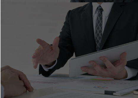 男性社員がお客様と商談している様子